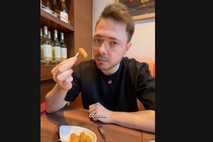 El streamer Reven prueba croquetas española en un restaurante de Japón.