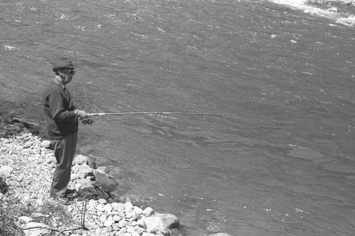 Imagen de archivo del dictador fascista Francisco Franco, pescando tranquilamente en Galicia.
