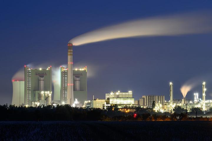 Instalaciones de la central termoeléctrica de lignito de Schkopau (Alemania), iluminadas bajo el cielo oscuro de la mañana.
