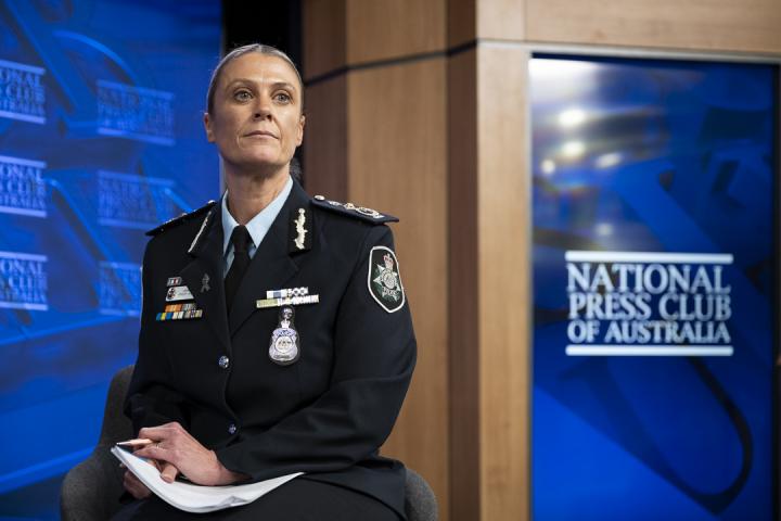 La nueva comisionada de la Policía Federal Australiana (AFP), Krissy Barrett, atendiendo a los medios en el National Press Club.