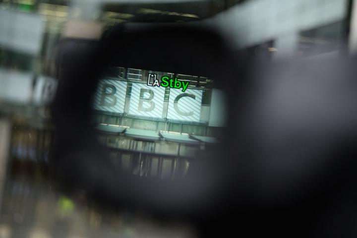 La sede de la BBC en Londres, a través del objetivo de una cámara de televisión, el 10 de noviembre de 2025.