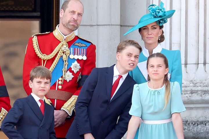 Los príncipes de Gales, con sus tres hijos en el balcón de Buckingham