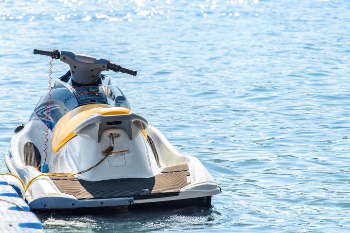 Moto de agua aparcada en el mar