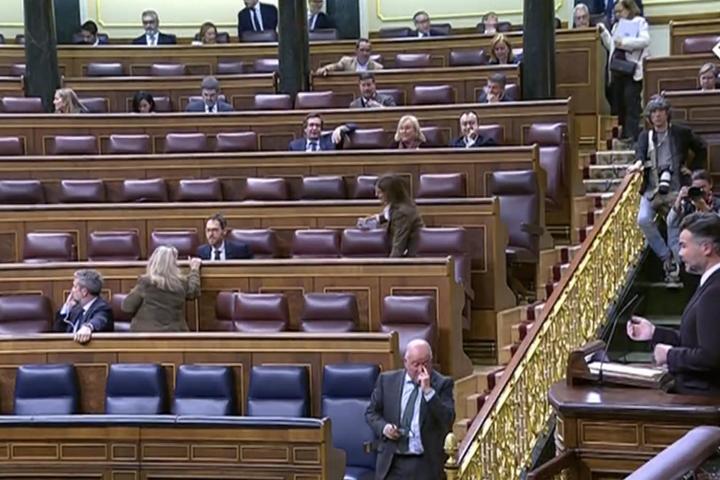 Rufián en el Congreso de los diputados con la bancada donde se sientan miembros de PP y Vox vacío.