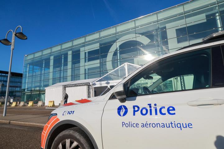 Un coche de la Policía Aérea belga, frente a la terminal del aeropuerto de Lieja, el 7 de noviembre de 2025, ante la presencia de drones sospechosos.