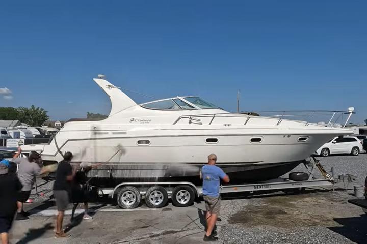 Un grupo de personas limpiando un yate que había sido abandonado.