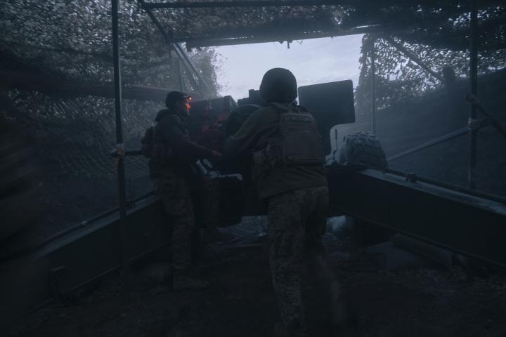Artilleros ucranianos de la 152.ª Brigada Independiente de Granaderos operan el 16 de octubre de 2025 cerca de Pokrovsk, Ucrania.
