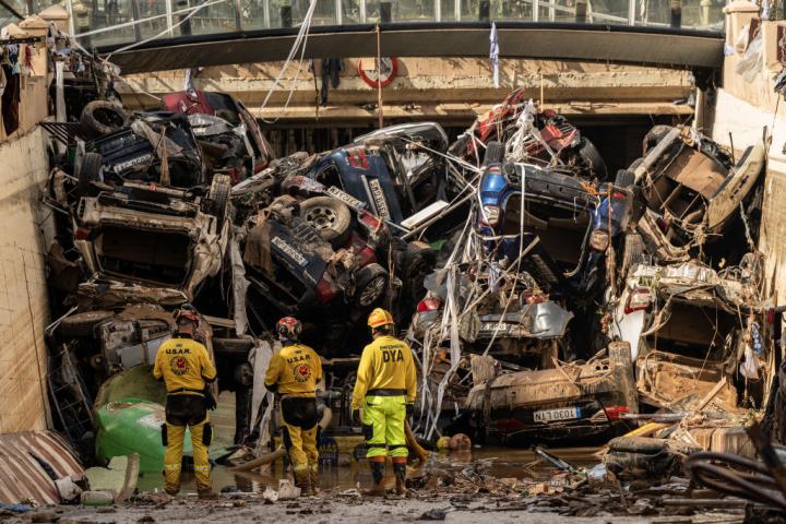 Bomberos buscan víctimas entre los coches apilados en un túnel entre Benetüsser y Alfafar, tras el paso de la DANA, el 1 de noviembre de 2024.