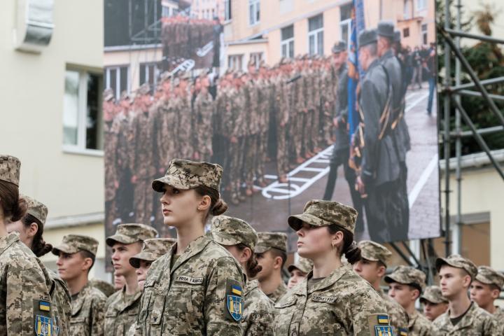 Cadetes ucranianos del Liceo Kruty Heroes Lviv se alinean durante una ceremonia de juramento en el Día de los Defensores de Ucrania, el 1 de octubre de 2025, en Lviv, Ucrania.