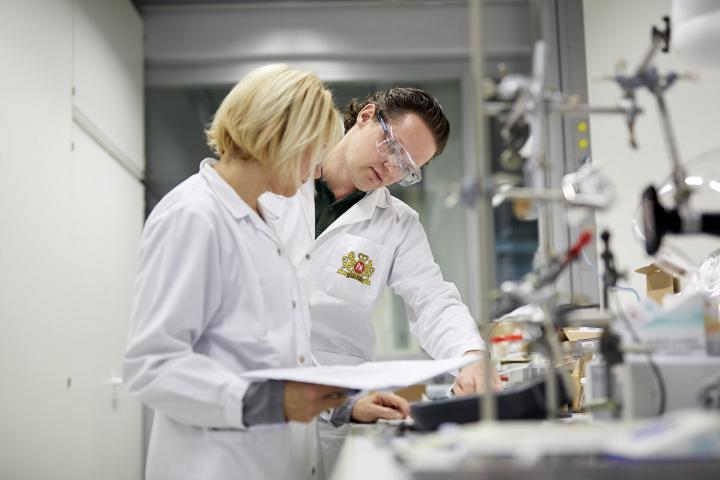 Científicos trabajando en El Cubo, el laboratorio de Philip Morris en Suiza.