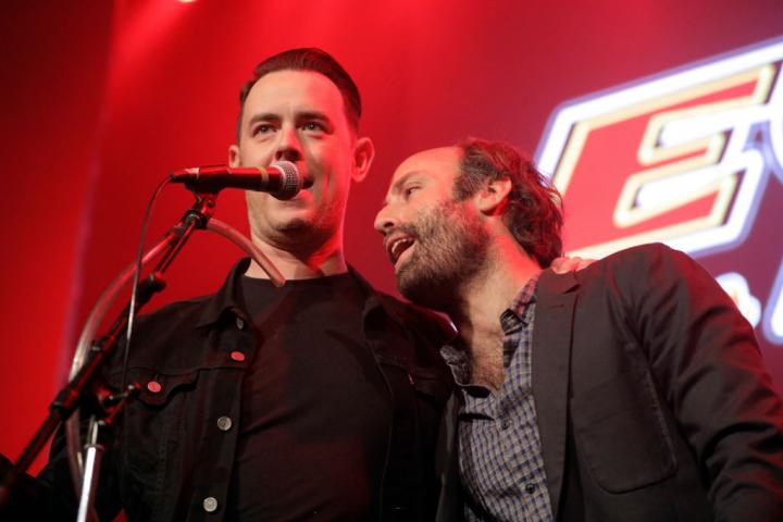 Colin Hanks, director de un documental sobre Bataclan, y el superviviente Arthur Denouveaux, cantando juntos en Los Ángeles en 2017, en la premiere de la cinta.