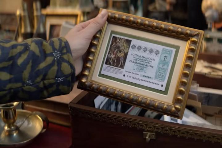 Décimo enmarcado del 'spot' de la Lotería de Navidad 2025.