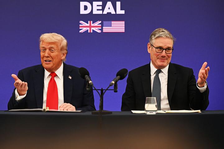 Donald Trump y Keir Starmer dan paso a las preguntas de la prensa tras firmar un convenio bilateral entre EEUU y Reino Unido, el 18 de septiembre de 2025, en Aylesbury.