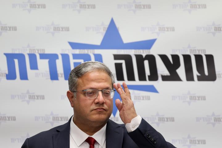 El ministro de Seguridad Nacional israelí, sionista y líder de la formación de ultraderecha Otzma Yehudit, Itamar Ben-Gvir; celebrando los primeros pasos del anteproyecto de ley para aplicar la pena de muerte a presos palestinos en la Knesset.