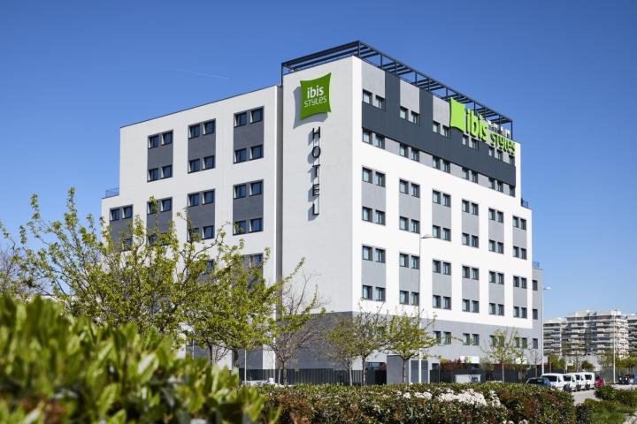 Fachada del Ibis Styles Madrid Airport Valdebebas