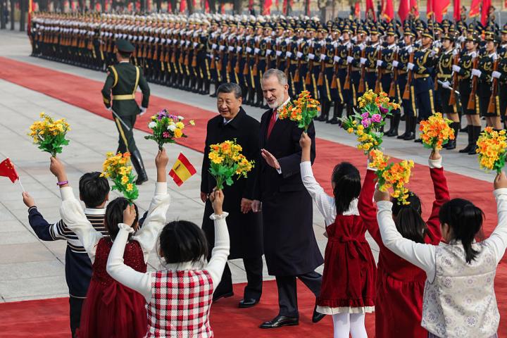 Felipe VI, junto a Xi Jinping, en la ceremonia de bienvenida en Pekín