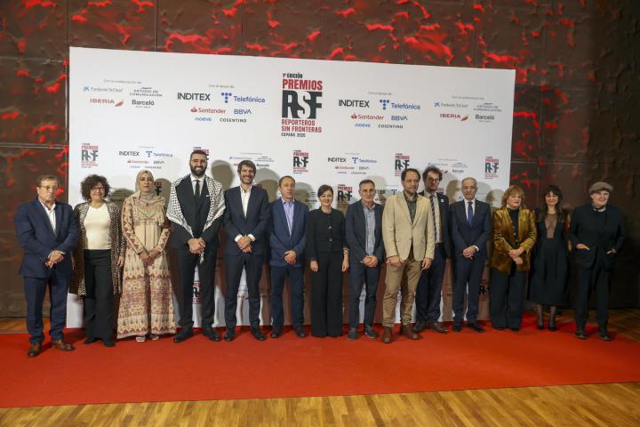 Galardonados y personalidades posan durante la entrega de los Premios Reporteros Sin Fronteras celebrada el 11 de noviembre de 2025, en Madrid.