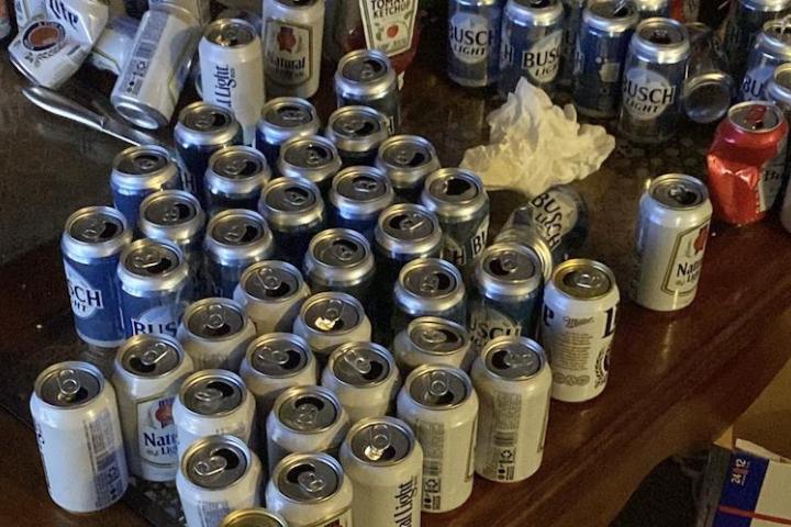 Mesa llena de cervezas