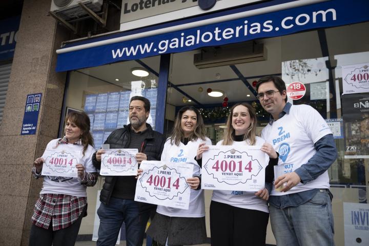 Personas celebrando que han vendido uno de los premios de la Lotería de Navidad en 2024.