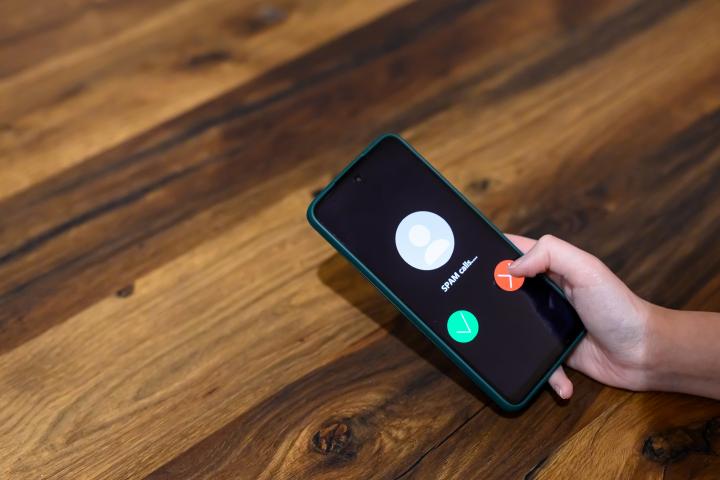 Una mujer rechaza una llamada entrante de un número desconocido, es spam