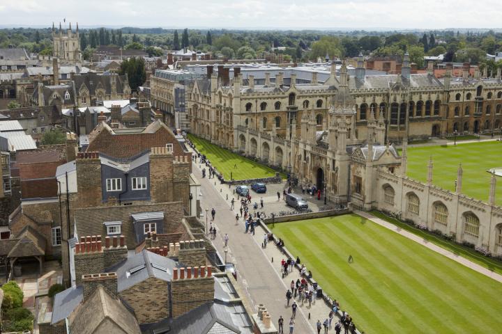 Vista elevada del horizonte y las agujas de Cambridge y King's College