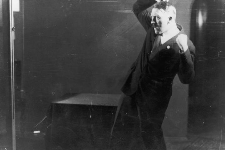 Adolf Hitler. posando ante la grabación de uno de sus discursos, tras su liberación de la prisión de Landsberg, en enero de 1925.