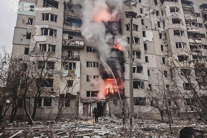 El humo se eleva desde el edificio en llamas mientras los bomberos continúan extinguiendo los incendios tras los ataques rusos en Kupiansk, óblast de Járkov, Ucrania.