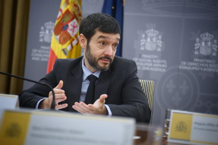 El ministro de Derecho Social, Consumo y Agenda 2030, Pablo Bustinduy, durante una reunión con representantes del Consejo de Consumidores y Usuarios, el 5 de febrero de 2025, en Madrid.