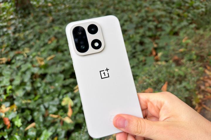 El nuevo diseño del OnePlus 15 tras haberlo puesto a prueba en una primera toma de contacto.