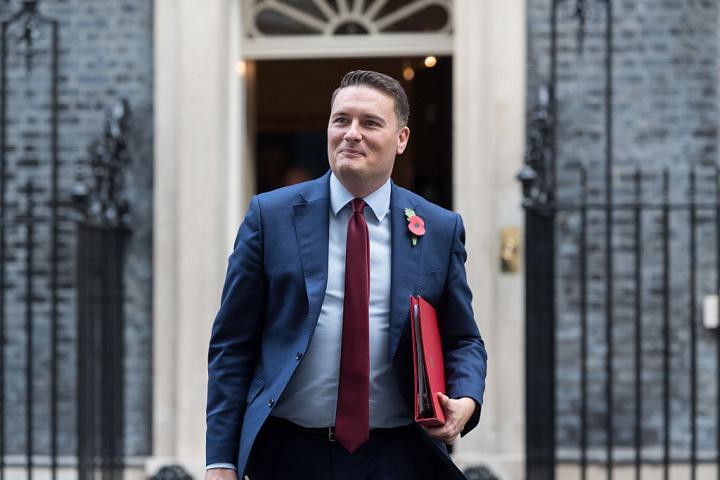 El secretario de Estado de Salud de Reino Unido, Wes Streeting, sale del 10 de Downing Street tras asistir a la reunión semanal del Gabinete en Londres, el 4 de noviembre de 2025.