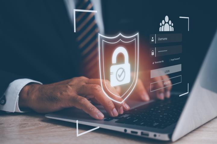 Empresario que protege datos comerciales confidenciales mediante cifrado.