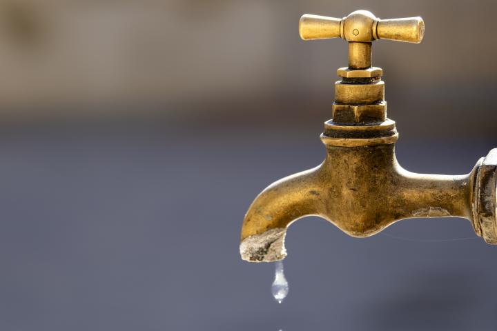 Fuente pública exterior con grifo para ahorrar agua. Ciudad de Bocairent, provincia de Valencia, Comunidad Valenciana, España, Europa.