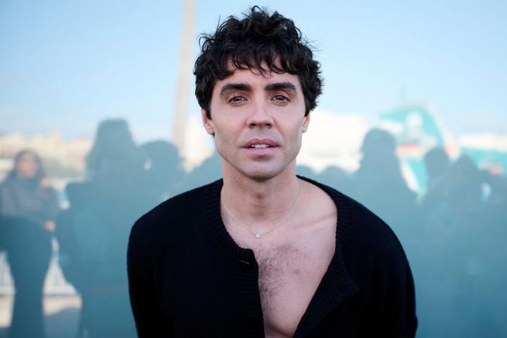 Javier Ambrossi en el 'photocall' de 'Mariliendre' en el Festival de Málaga en marzo de 2025.