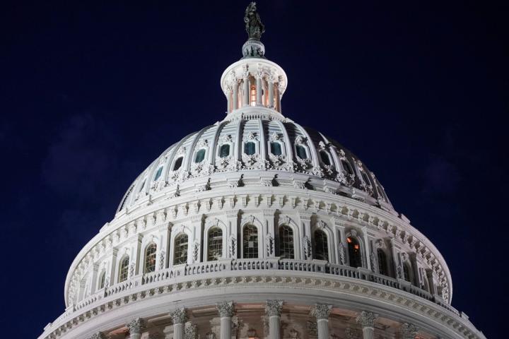 Cúpula del Capitolio de Estados Unidos iluminada de noche.