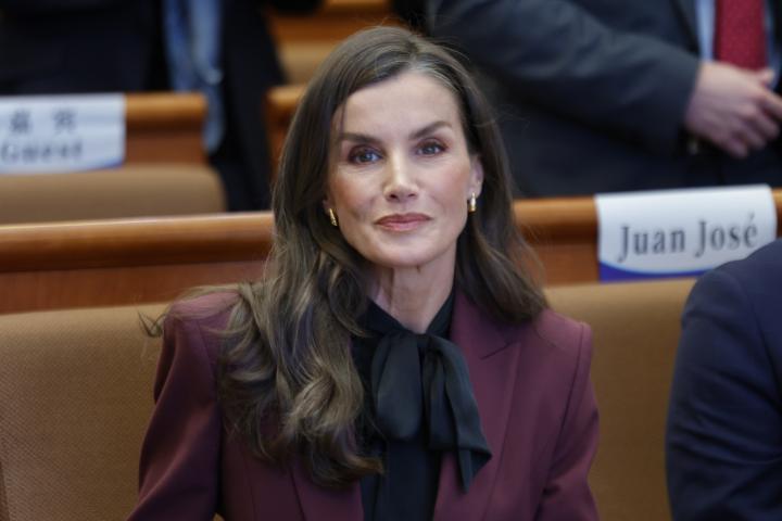La reina Letizia en la Universidad de Estudios Extranjeros de Pekín en su visita de Estado a China