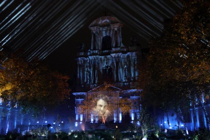 Los rostros de las víctimas, proyectados en el Jardín del 13 de noviembre en el homenaje
