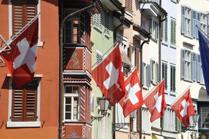 Suiza de la ciudad de zurich con banderas en Fachada de edificio