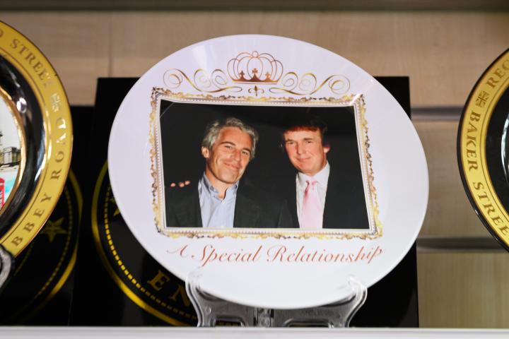 Un plato conmemorativo satírico, con una foto de Donald Trump y Jeffrey Epstein, el 12 se septiembre de 2025, en Londres, ante la visita oficial del norteamericano.