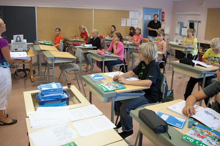 Una profesora imparte clase en un aula de primaria en Finlandia.