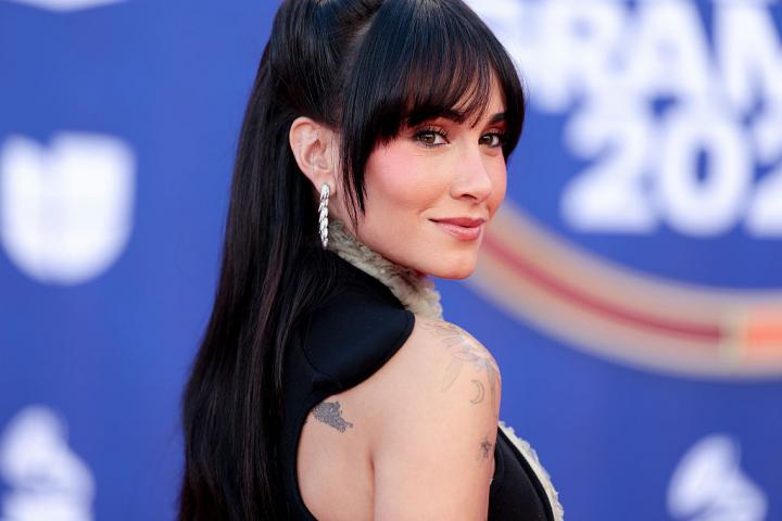 Aitana en la alfombra roja de los Latin Grammy.