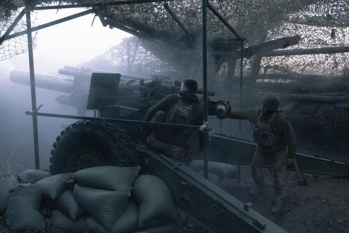 Artilleros ucranianos de la 152.ª Brigada Independiente de Granaderos operan cerca de Pokrovsk, Ucrania.