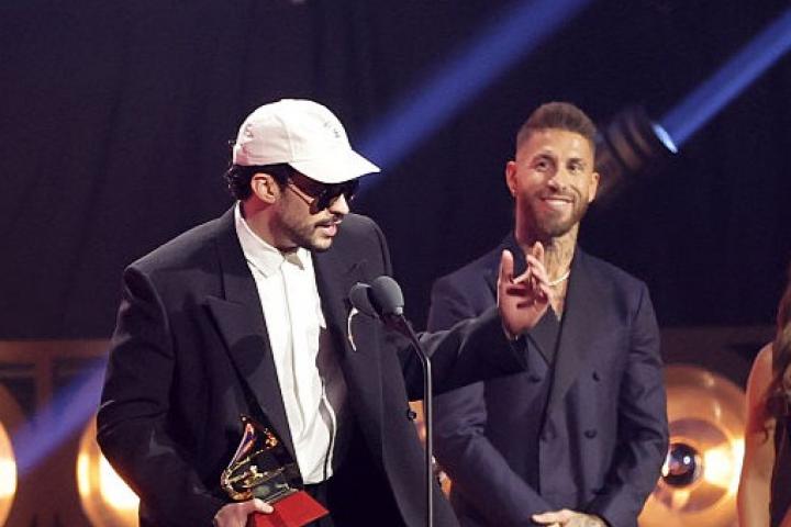 Bad Bunny junto a Sergio Ramos al recoger el Latim Grammy 2025 a Mejor álbum de música urbana.