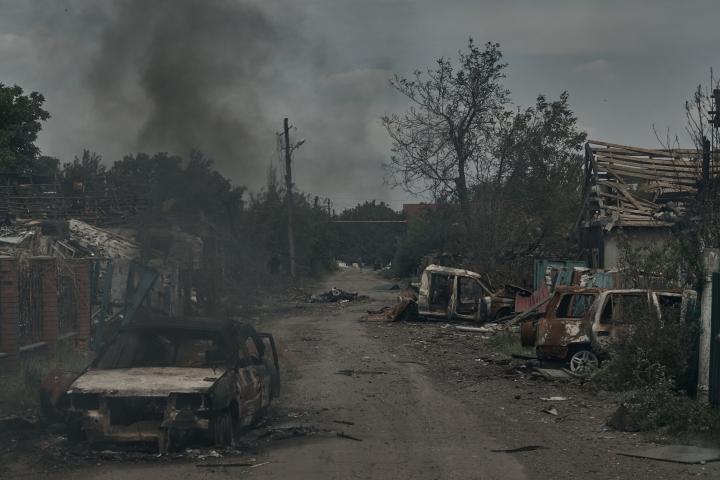 Coches quemados yacen en las calles de Pokrovsk, región de Donetsk, Ucrania.