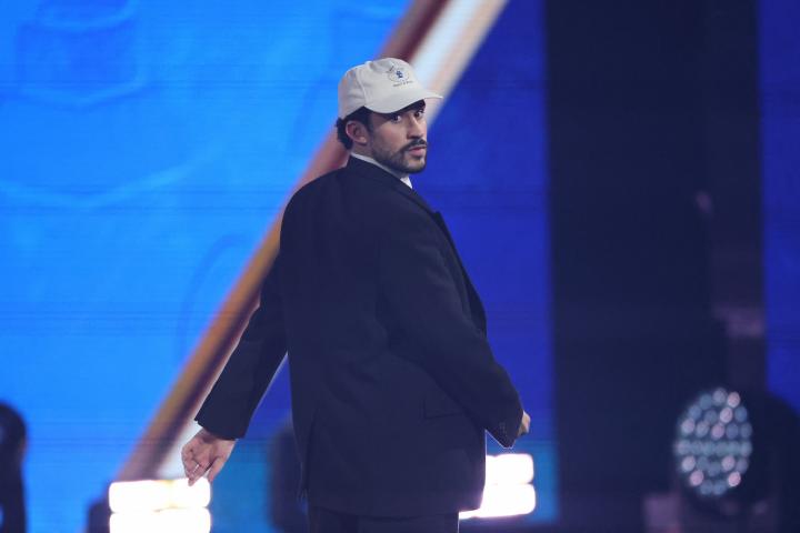 El cantante Bad Bunny recoge uno de los cinco Latin Grammy que ha ganado esta noche.