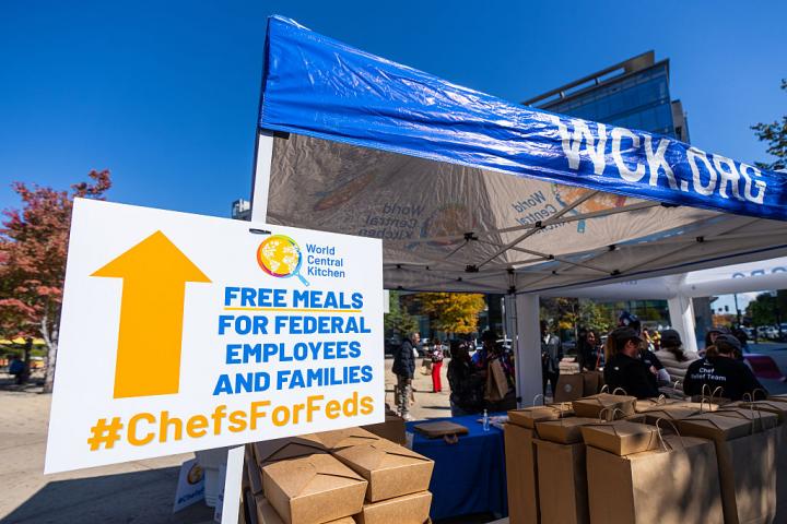 El equipo de ayuda de World Central Kitchen sirve comidas a trabajadores federales en el área de Navy Yard de Washington, el 27 de octubre de 2025, ante el cierre de Gobierno.