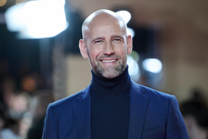 El presentador de televisión Gonzalo Miró en una alfombra roja.