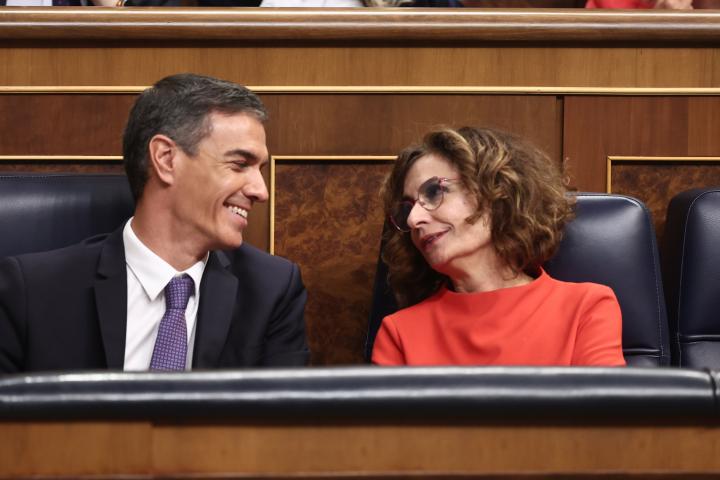 El presidente del Gobierno, Pedro Sánchez, y la ministra de Economía, María Jesús Montero.