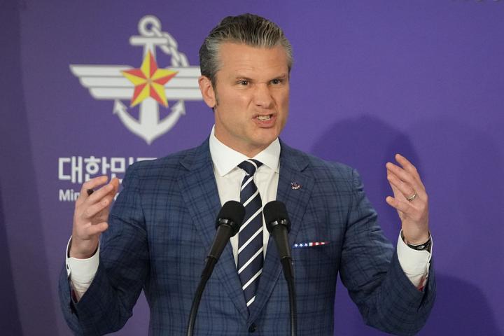 El secretario de Guerra de EEUU, Pete Hegseth, durante una rueda de prensa tras una reunion sobre seguridad con Corea del Sur, el 4 de noviembre de 2025, en Seúl.