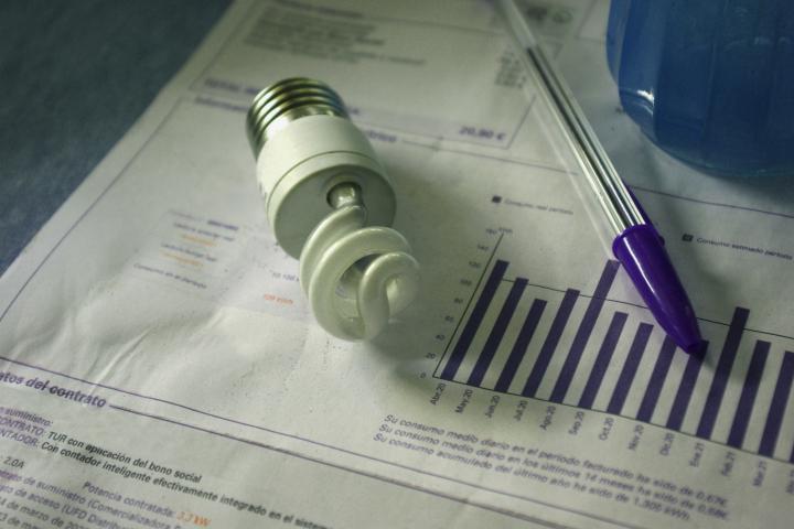 Facturas de la luz, bombillas y cuentas, una imagen sobre los quebraderos de cabeza de los precios.