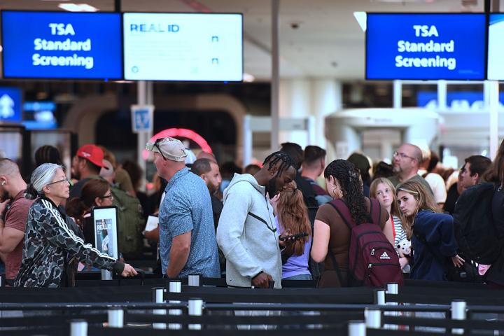 Fila de control de seguridad en el Aeropuerto Internacional de Orlando, el 7 de noviembre de 2025, colapsado por las anulaciones de vuelos.